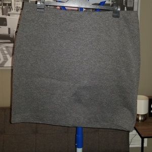 Set of 2 stretch mini skirts. Dark gray & cream.